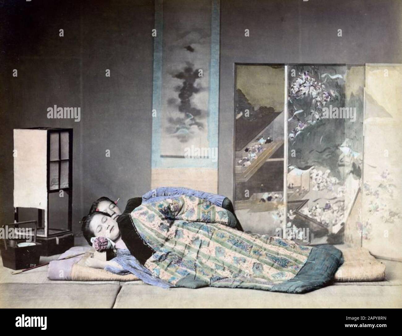 Dormir en Jap n. Dos mujeres durmiendo bajo una manta acolchada en