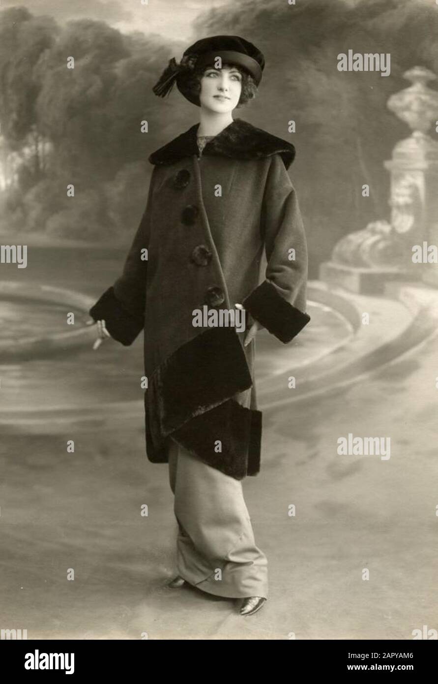Moda femenina. El maniquí muestra la moda de invierno parisina 1912, y un  traje de vestir/caminar se lleva sobre un 'uniforme' - una bata de corte  entallado. La chaqueta tiene un cierre