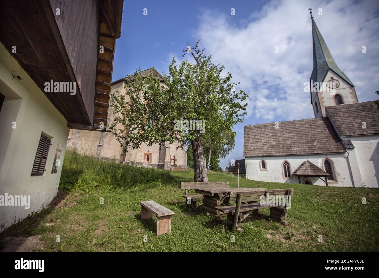 Tiro de ángulo bajo de pequeñas iglesias cristianas en el campo En Eslovenia durante el día Foto de stock