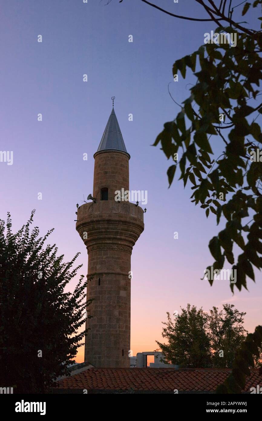 Mezquita Cafer Paşa Camii al atardecer, Kyrenia, Chipre del Norte Foto de stock