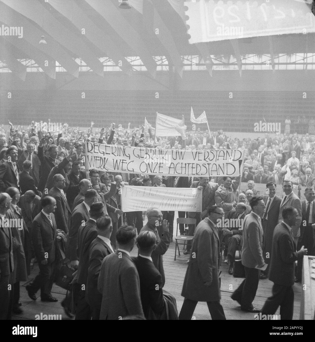 Reunión de protesta funcionarios fiscales Fecha: 8 de julio de 1961 palabras clave: Reuniones de protesta Foto de stock