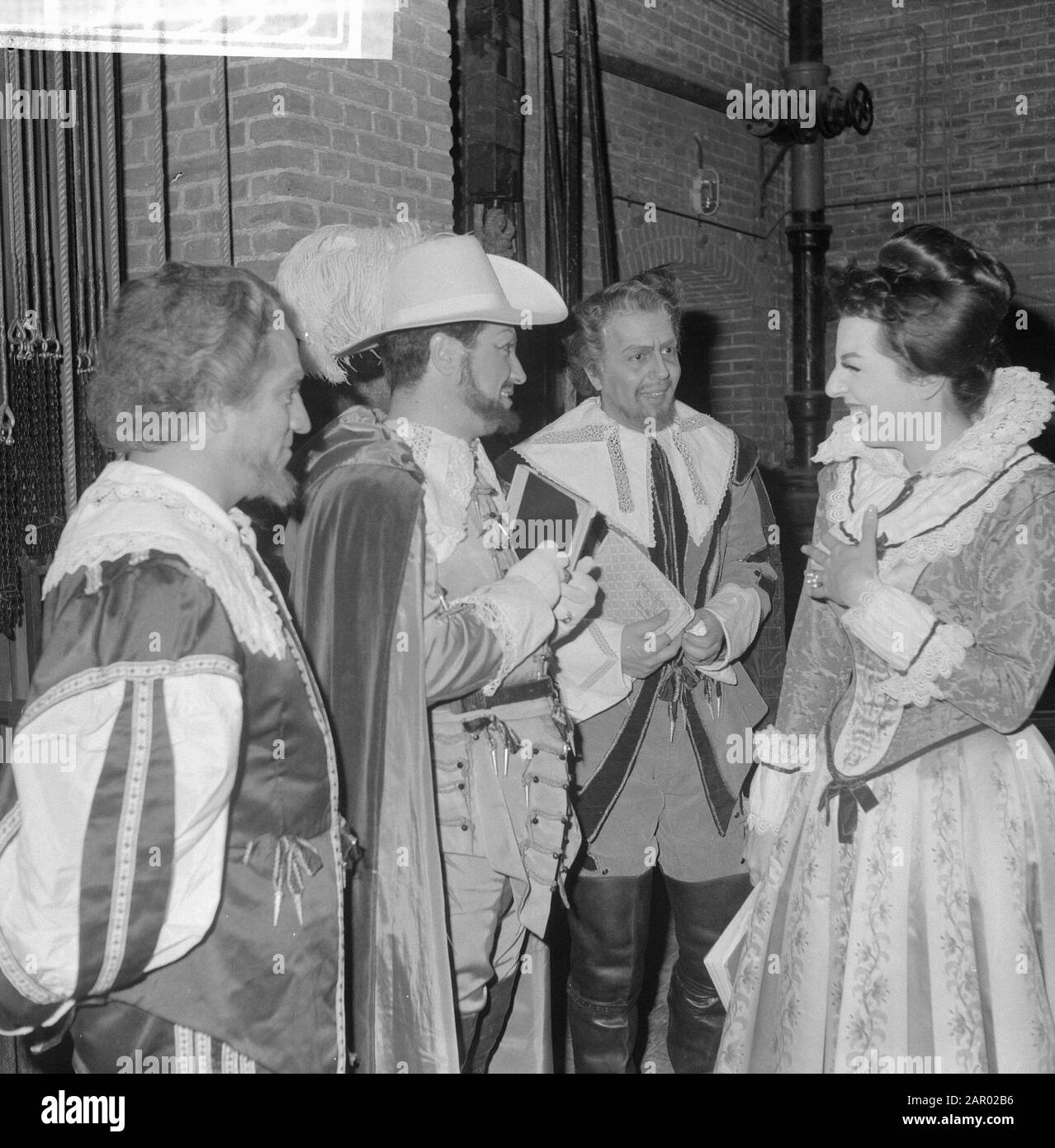 Ópera I. Puritani en Stadsschouwburg. Hola, Luc. Saldari, Forgioni, Lorenzo Faetani, Anna Moffo Fecha: 23 Enero 1962 Palabras Clave: Standschouwburgen Nombre Personal: Anna Moffo, Opera I. Puritani Foto de stock