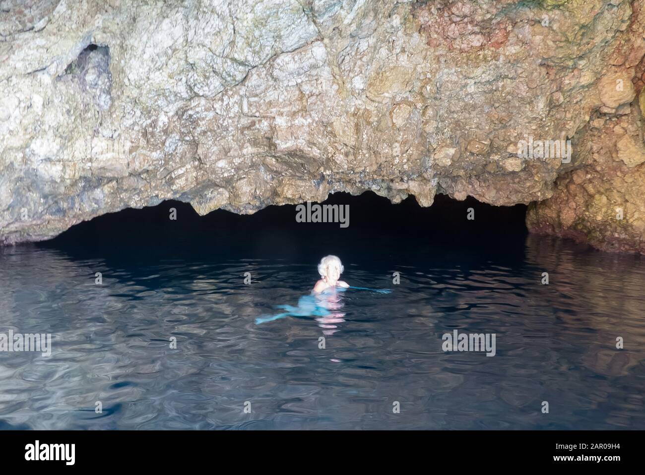 Explorar una cueva marina en la isla de Lefkas en Grecia Fotografía de