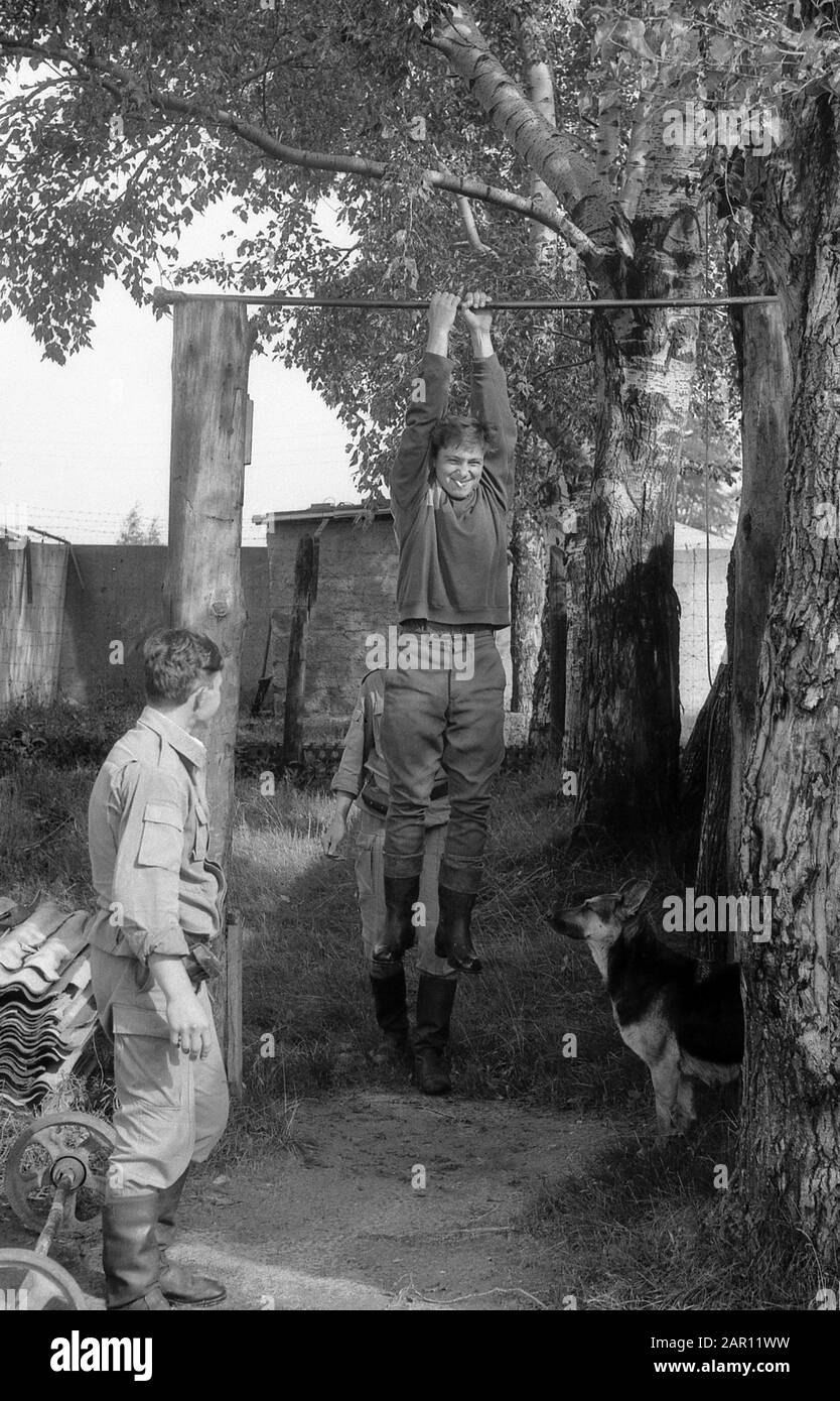 Stupino, REGIÓN DE MOSCÚ, RUSIA - ALREDEDOR de 1993: Tiempo libre. Los soldados del ejército ruso. Blanco y negro. Exploración de película. Grano grande. Foto de stock