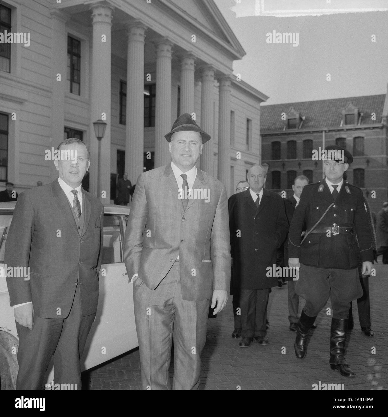 Leo Horn ante el juez de policía, después de la audiencia en la corte Leo  Horn comparte firmas desde la fecha: 18 de febrero de 1965 palabras clave:  Firmas, jueces de policía,