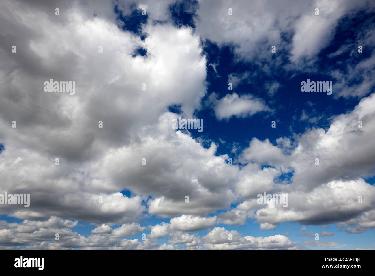 nubes de estratocumulus en el cielo azul de islandia Foto de stock