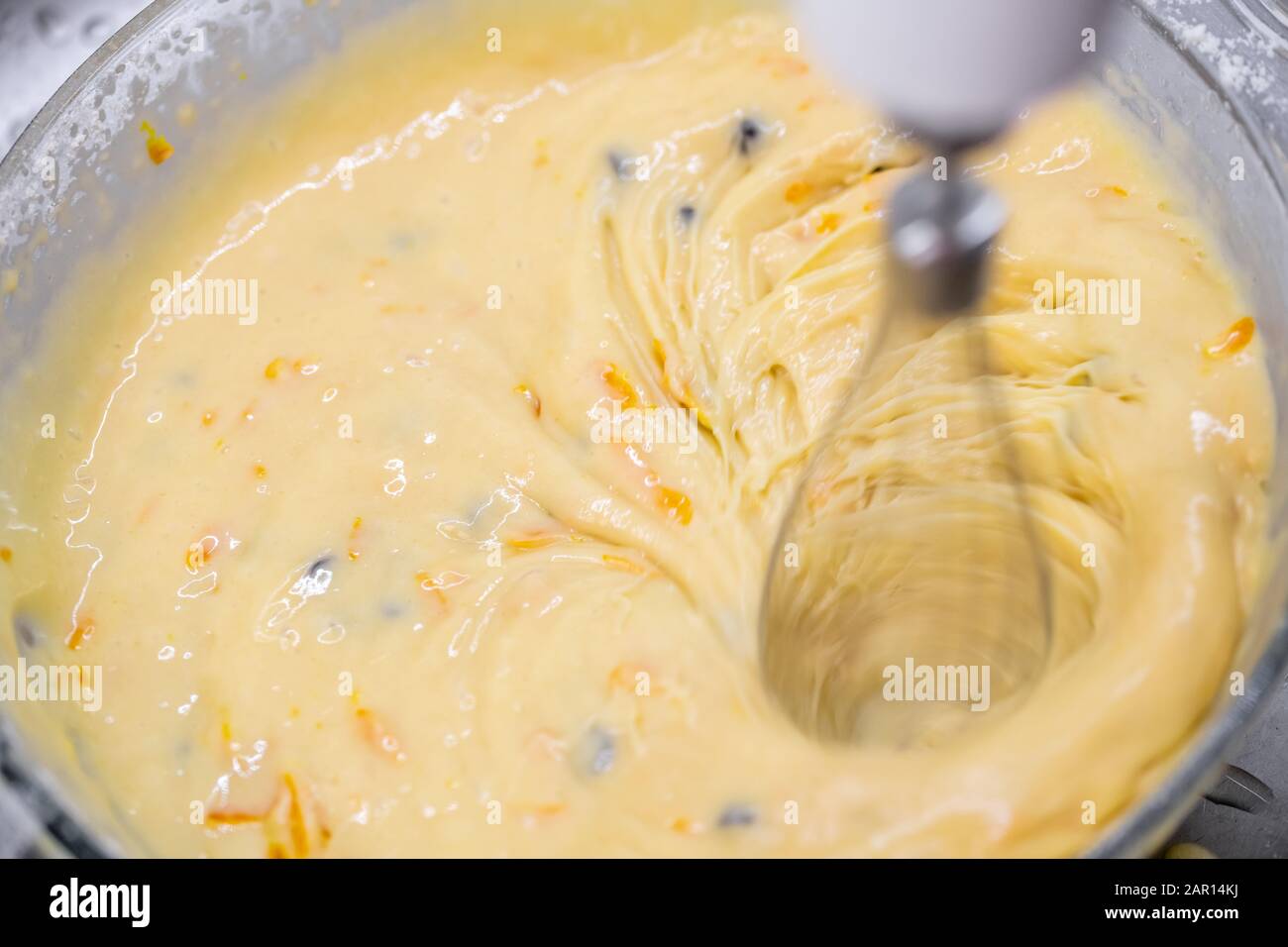 Foto de movimiento borroso de mezclar delicioso pastel casero Foto de stock