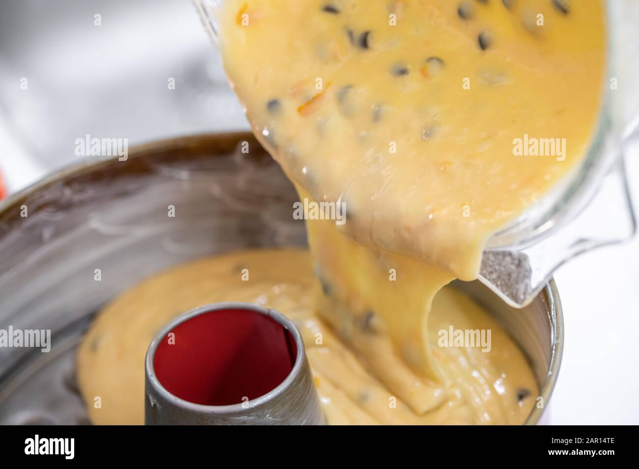 Foto de movimiento borroso de verter delicioso pastel casero Foto de stock