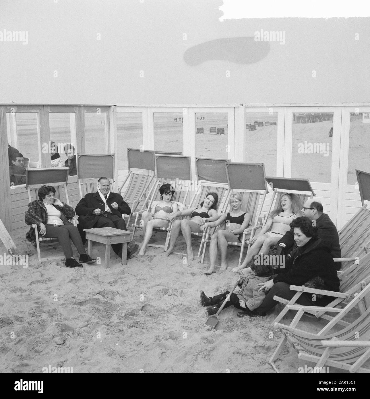 Chicas en bikini en Zandvoort, las chicas en la terraza Fecha: 7 de marzo  de 1965 ubicación: Noord-Holland, Zandvoort palabras clave: Bikinis, CHICAS,  terrazas Fotografía de stock - Alamy