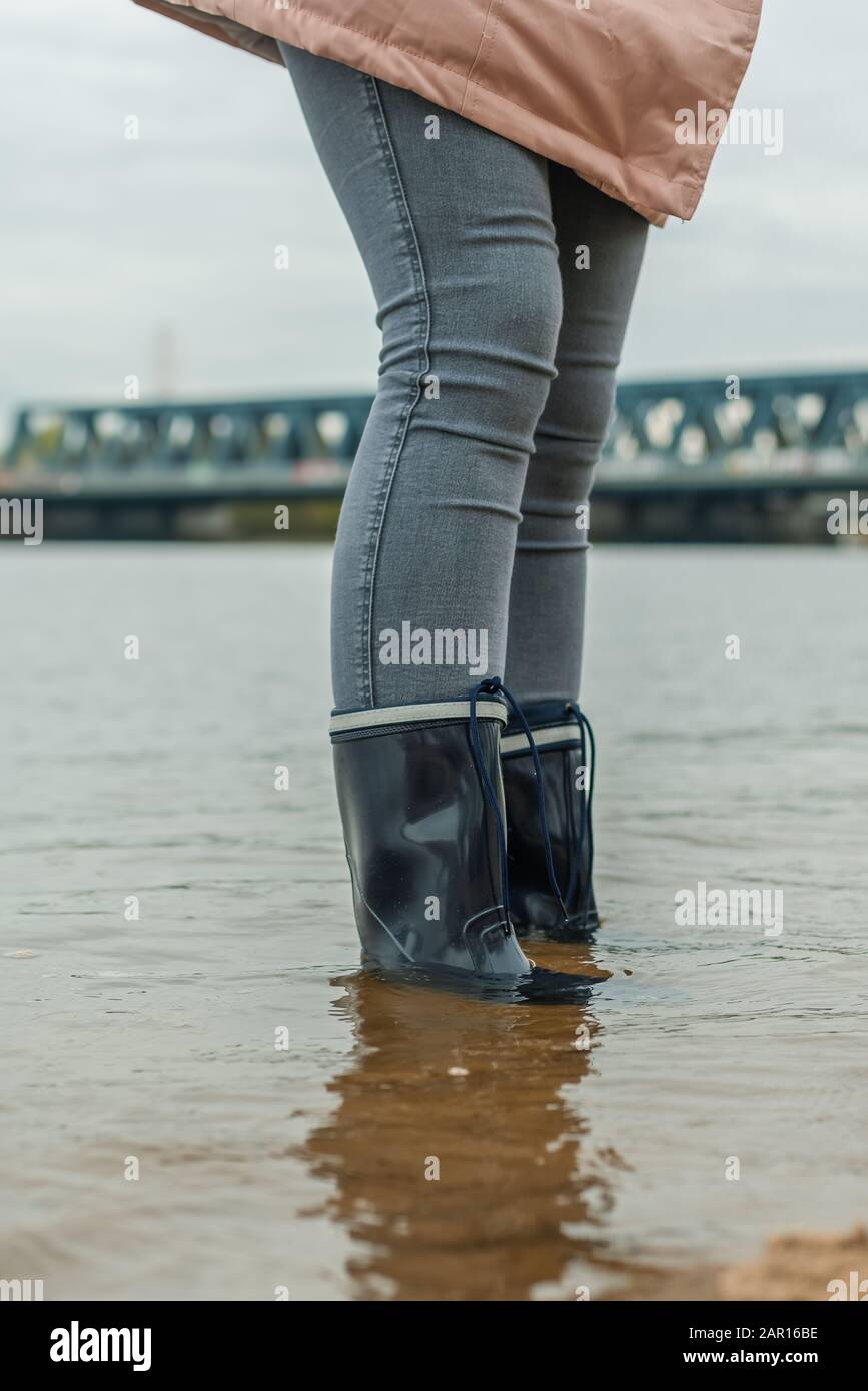 Botas agua mujer fotografías e imágenes de alta resolución - Alamy