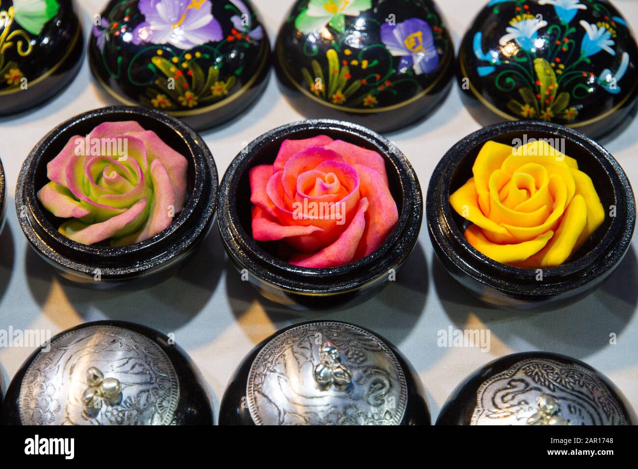 Tailandia jabones de flores tallados hechos a mano en cajas pintadas,  patrones florales, Chiang Mai mercado de domingo por la noche Fotografía de  stock - Alamy