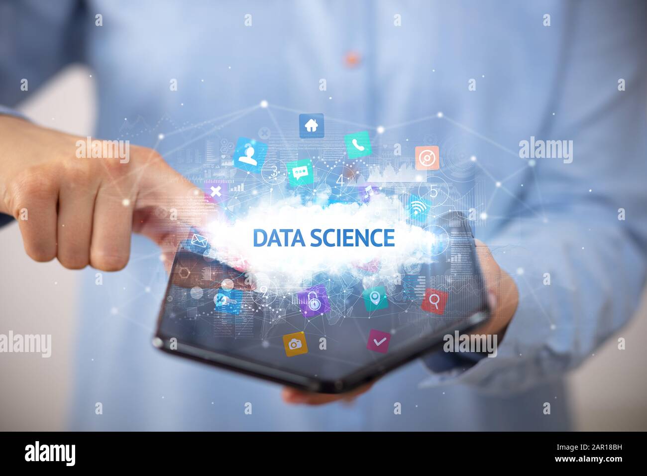 Empresario sosteniendo un smartphone plegable con datos de ciencia, tecnología concepto de inscripción Foto de stock