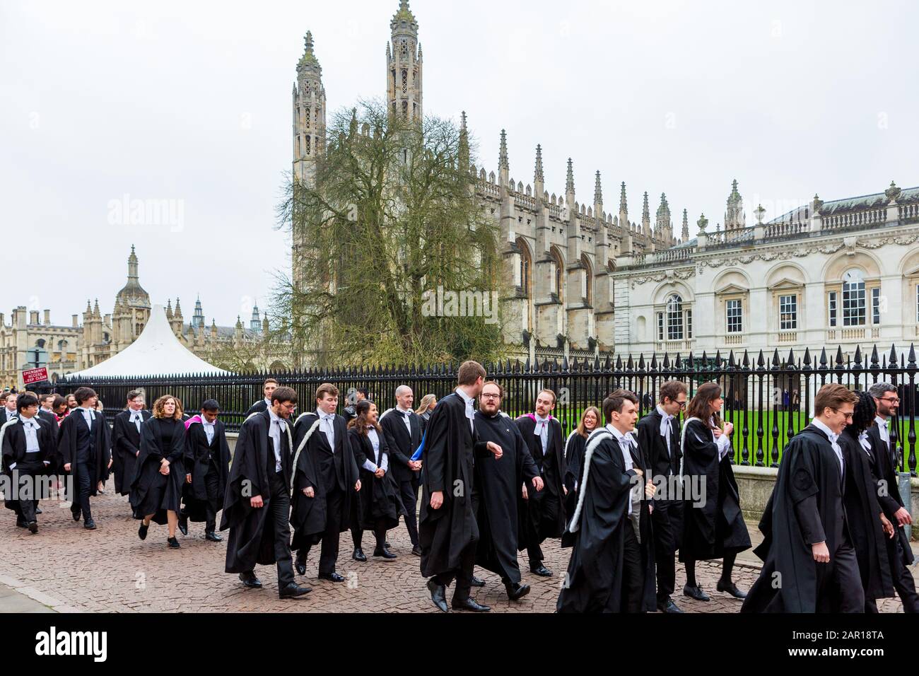 Ceremonia de graduación de Cuaresma de la Universidad de Cambridge fuera de la Cámara del Senado, el King's College y la Iglesia de la Gran Santa María. Foto de stock