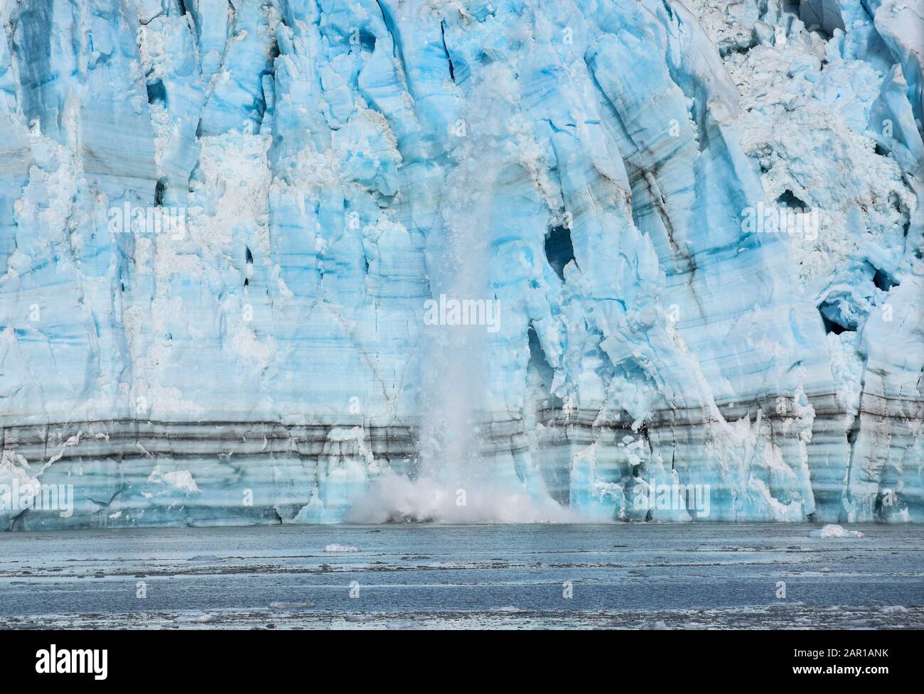 El hielo del glaciar Hubbard cae Foto de stock