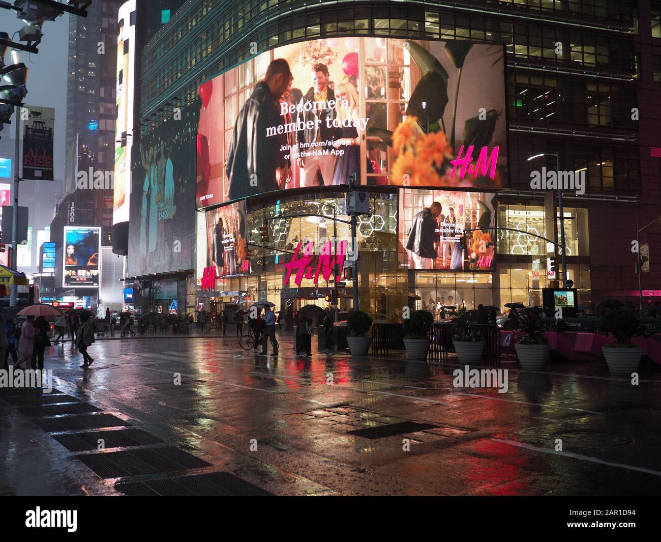 H&m billboard fotografías e imágenes de alta resolución - Alamy