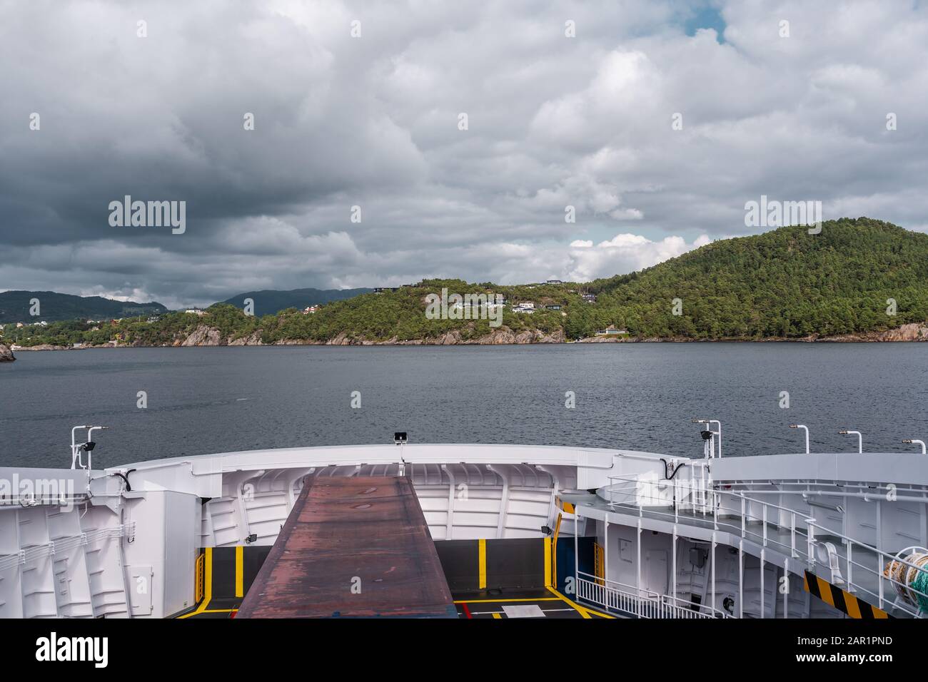 Noruega, camión que se transporta en un ferry de coche desde Hahjem a Sandvikvåg con tierra a la vista Foto de stock