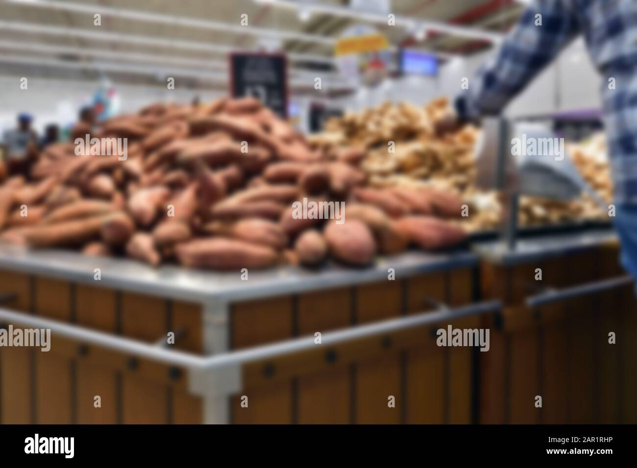 Batata australiana en el supermercado. Cerca del este. Fondo difuminado Foto de stock