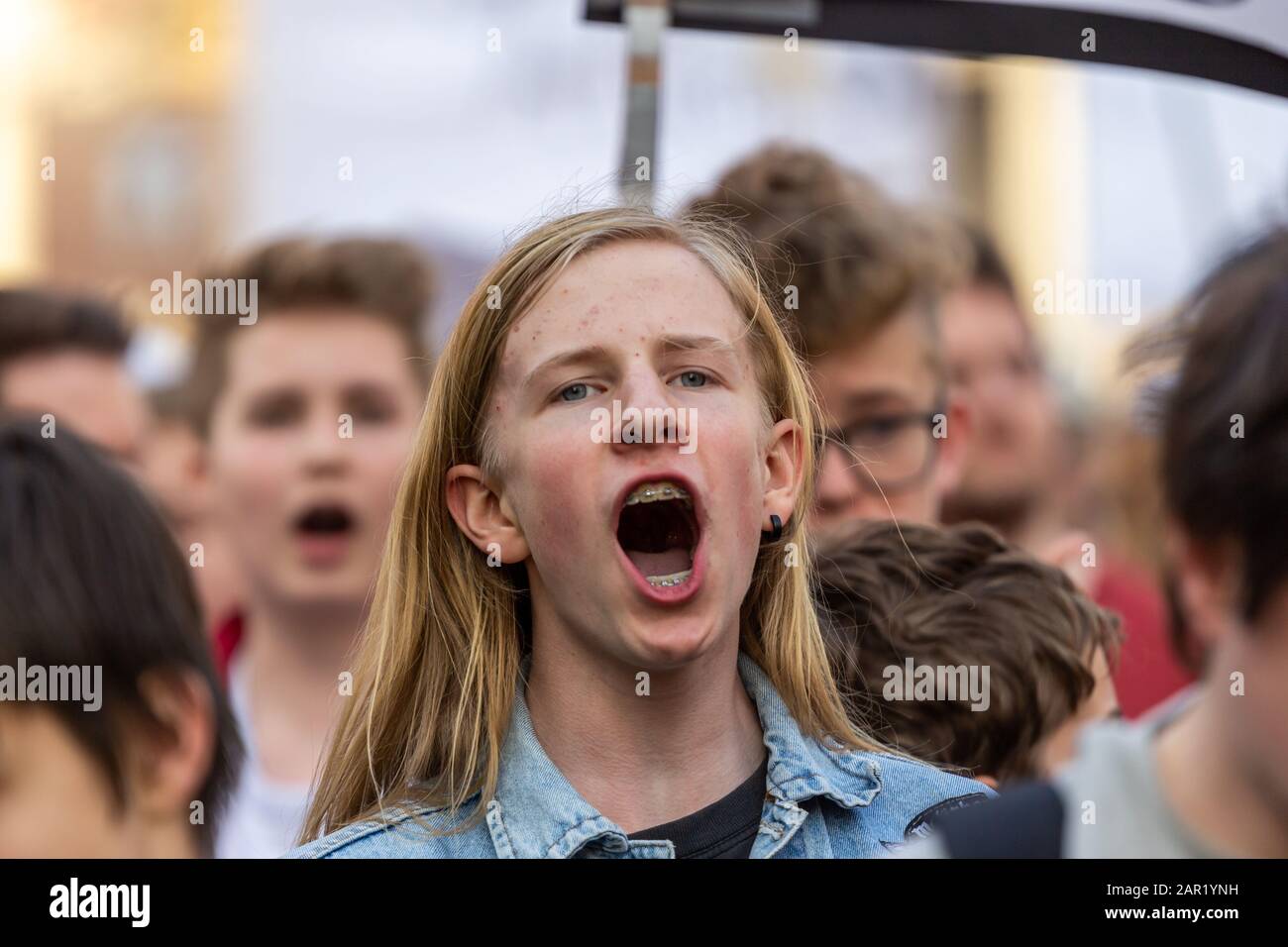 Erfurt, ALEMANIA - 23 de marzo de 2019: Multitud de personas gritando y levantando primera protesta marcha contra la nueva ley de derechos de autor por la Unión Europea, a saber, “Artikel Foto de stock