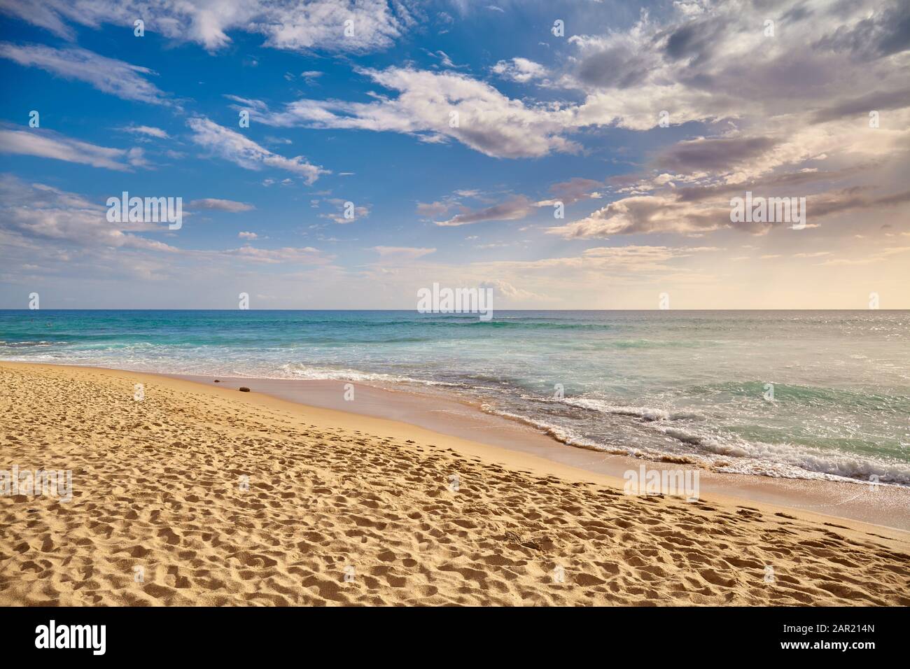 Playa tropical al atardecer, concepto de vacaciones de verano. Foto de stock