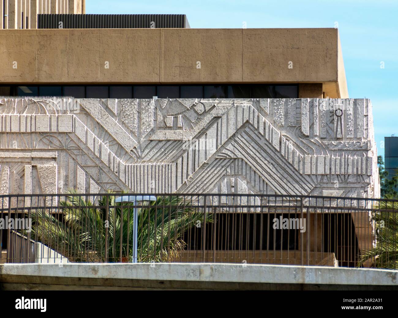 Primer plano de la frontera de piedra tallada que decora el New City Hall de Santa Ana, un monolito de hormigón construido en el moderno estilo internacional en los años 70. Foto de stock