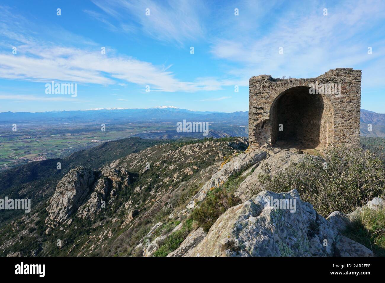 Paisaje desde la cima de la montaña de Sant Salvador Saverdera con las ruinas del castillo de Verdera, España, Cataluña, Alt Emporda, provincia de Girona Foto de stock