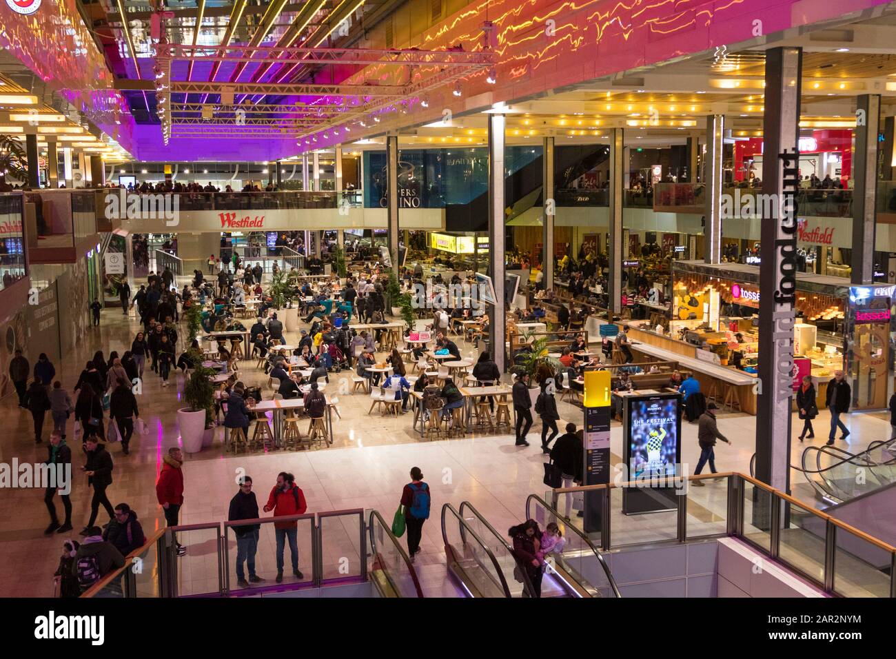 Interior del centro comercial Westfield, zona de restaurantes, stratford, londres, reino unido Foto de stock