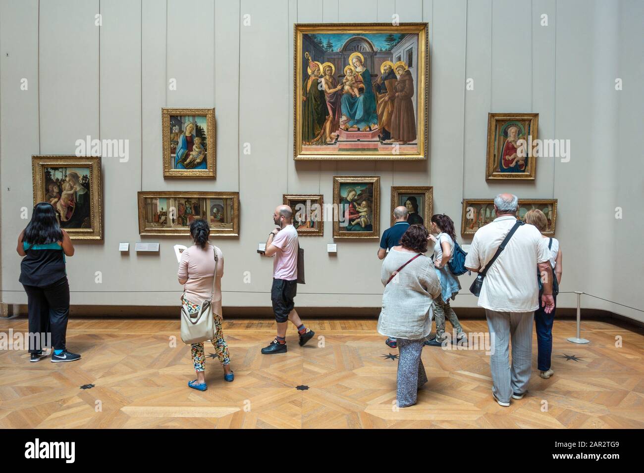 Visitantes que ven pinturas europeas en el ala Denon del Museo del Louvre (Musée du Louvre) en París, Francia Foto de stock