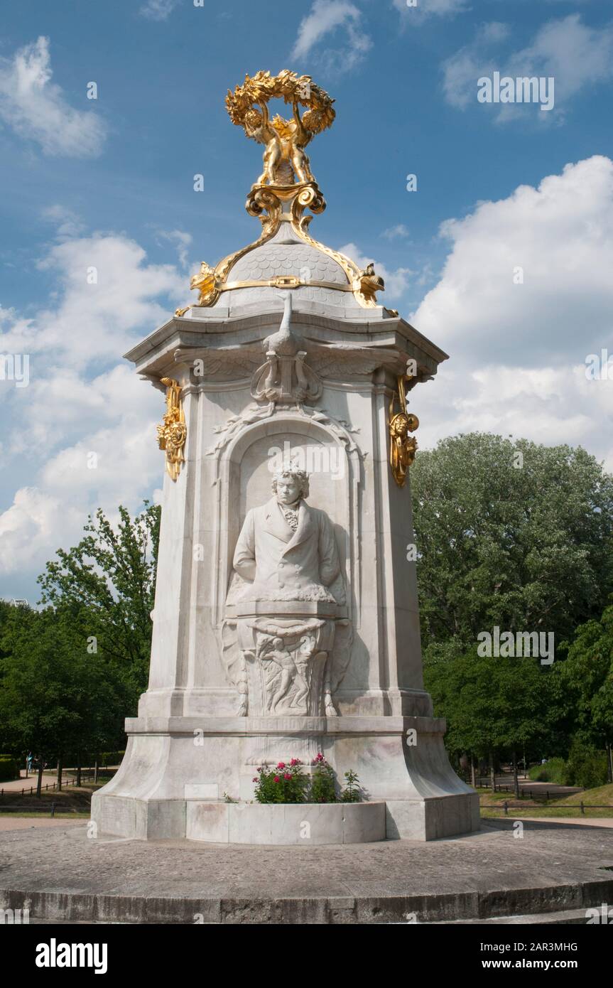El Monumento Beethoven-Haydn-Mozart, una estatua de 3 lados en el parque Tiergarten, Berlín, Alemania Foto de stock
