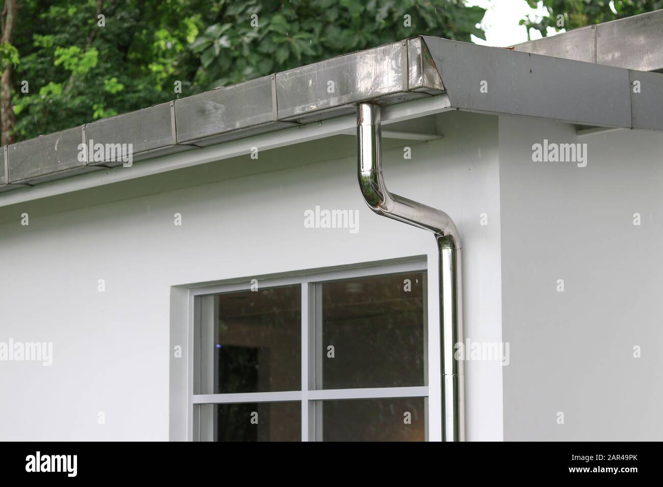 Canaletas y tuberías para el drenaje del agua de lluvia desde el techo  Fotografía de stock - Alamy