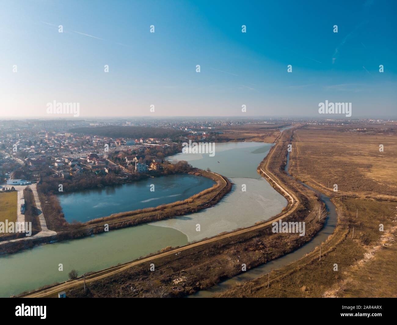 Paisaje aéreo del río Dambovita cerca del lago Morii , Bucarest, Rumania Foto de stock