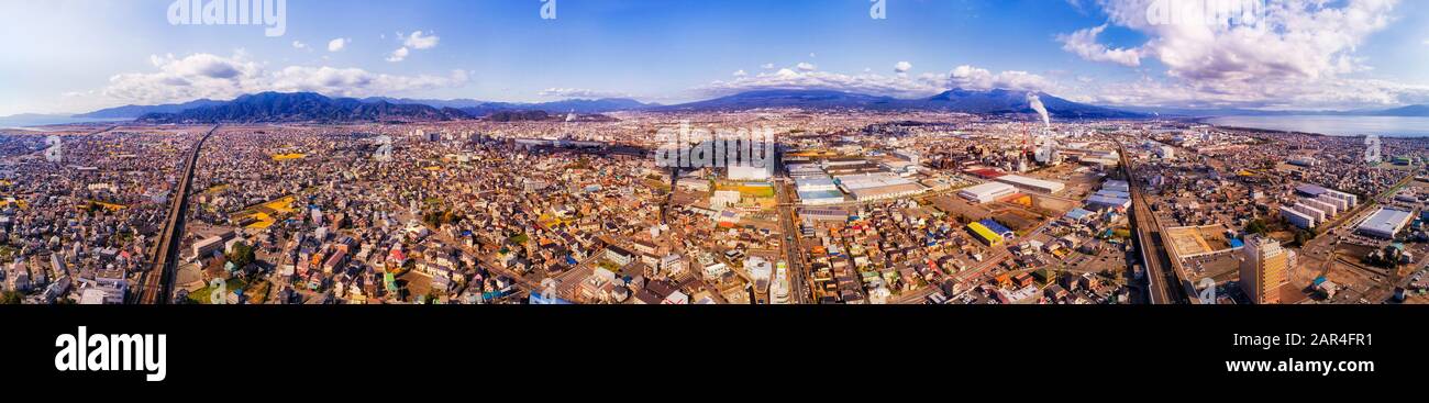 Panorama de 270 grados de la ciudad de Shin-Fuji en la costa japonesa alrededor del punto de referencia natural del Monte Fujiyama. Amplia vista aérea sobre la zona urbana y la cordillera. Foto de stock