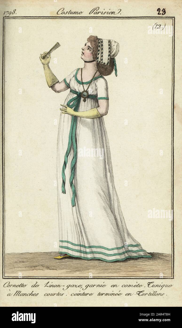 Mujer en vestido túnica de la moda de 1798. Ella lleva un corneta de gasa  de lino o una plometa decorada con cintas. Su túnica tiene mangas cortas, y  su cinturón tiene