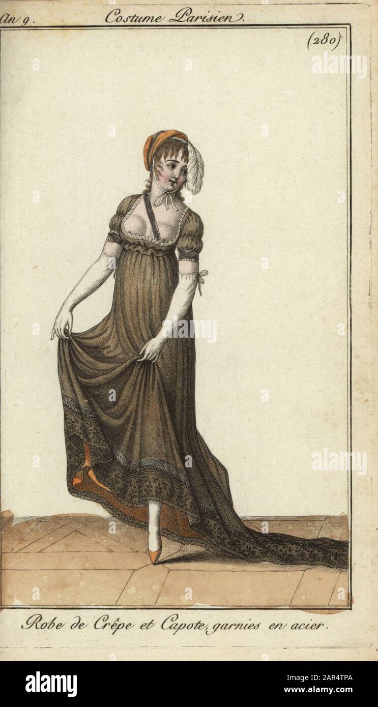 Mujer de moda o bailando mierveilleuse en vestido crepe revelador de pezón, 1800. Vestido de escote de corte bajo decorado con cadenas metálicas. La capucha también está decorada con