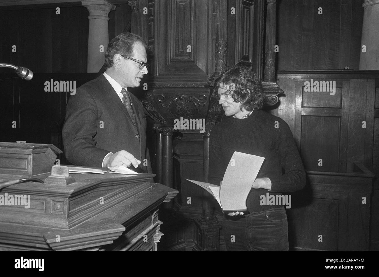 Premio de la Reina Prinsen Geerligsprijs a Frans Kusters. A. Prinsen Geerligs (izquierda), hermano de Reina, concedió el premio al autor en el auditorio de la Universidad de Amsterdam. El Reina Prinsen Geerligsprijs fue un premio literario anual, establecido en 1946 por los padres de la escritora Reina Prinsen Geerligs que murió en la Segunda Guerra Mundial (1922-1943), para mantener viva la memoria de ella. El premio fue otorgado a escritores de 20-25 años de edad. La última ceremonia tuvo lugar en 1979. 24 De Noviembre De 1973; Foto de stock