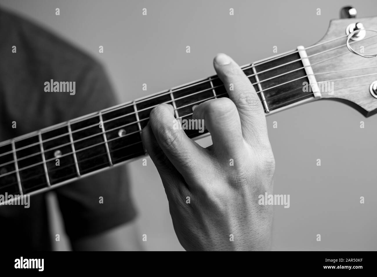 Aprendiendo acordes de rock clásico Imágenes de stock en blanco y negro -  Alamy