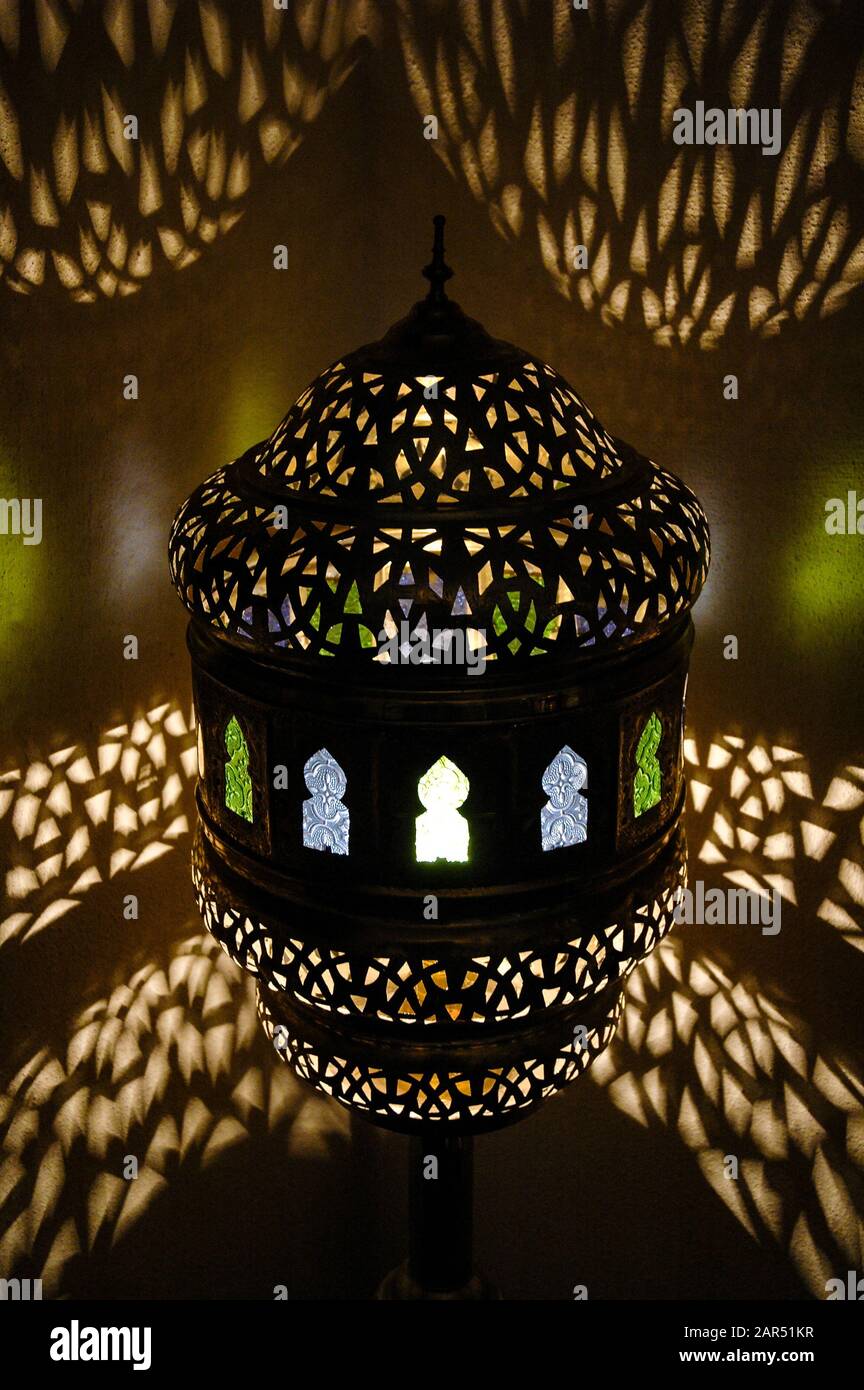 Lámpara de farola morisca, lámpara de mesa marroquí, Tetería, Salón de té,  Córdoba, Andalucía, España Fotografía de stock - Alamy