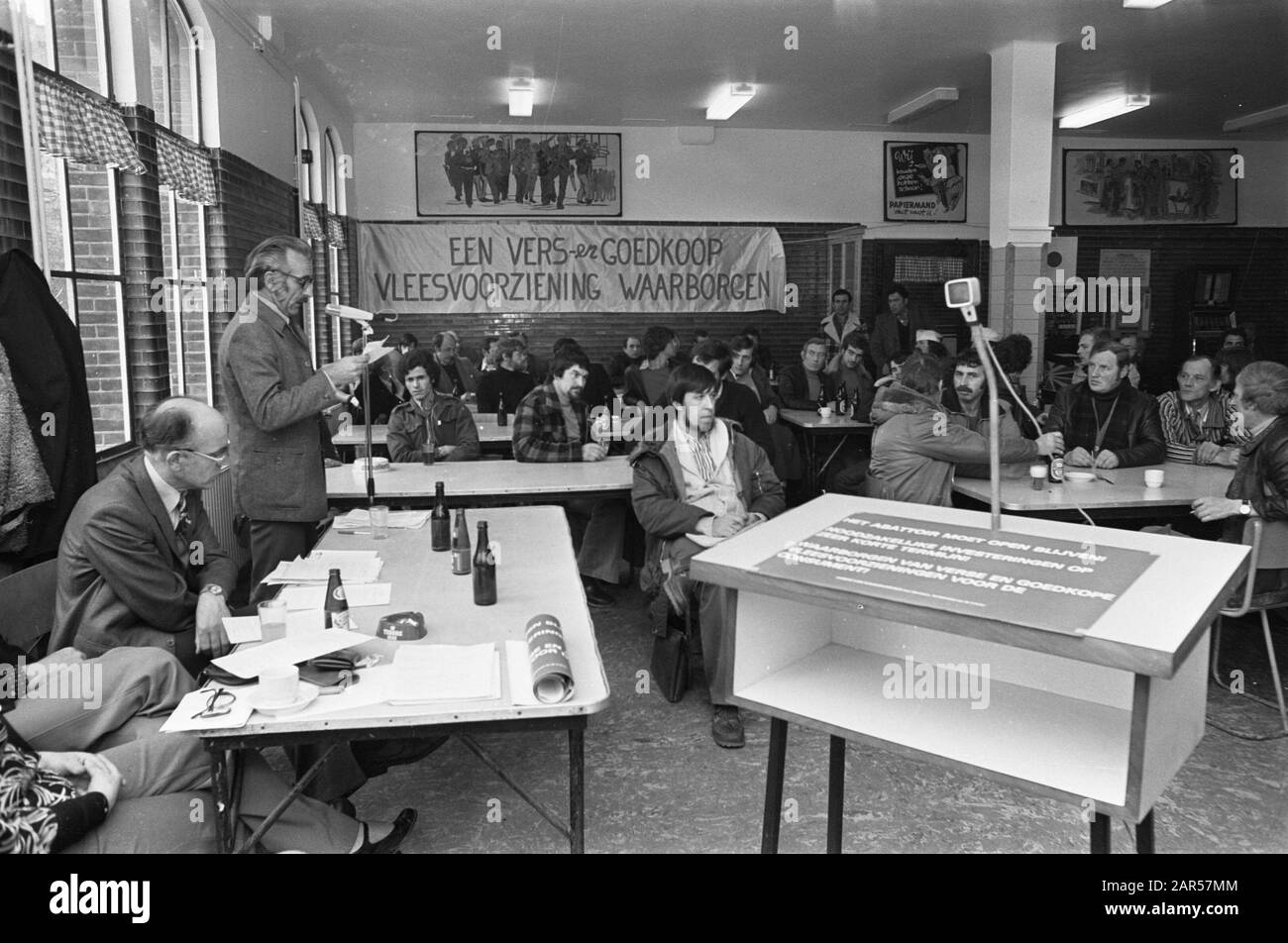 El municipio de Amsterdam pretende cerrar el matadero de Amsterdam el Komite van Vaakzaamheid celebra una reunión pública en el matadero de Amsterdam Fecha: 14 de abril de 1977 lugar: Amsterdam, Holanda Septentrional palabras clave: Mataderos, acciones, mataderos, reuniones Foto de stock