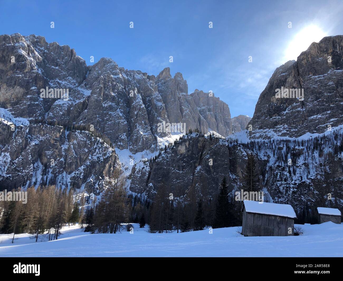 Italia Dolomitas Montañas De Invierno Paisaje Wolkenstein Val De Mesdi Foto de stock