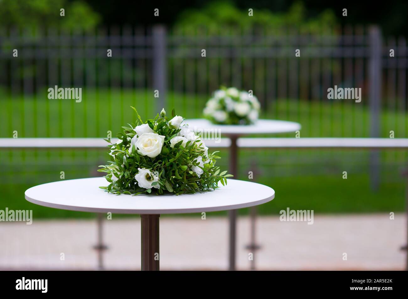 arreglos florales en una mesa de buffet en la calle y en el fondo es otro  Fotografía de stock - Alamy
