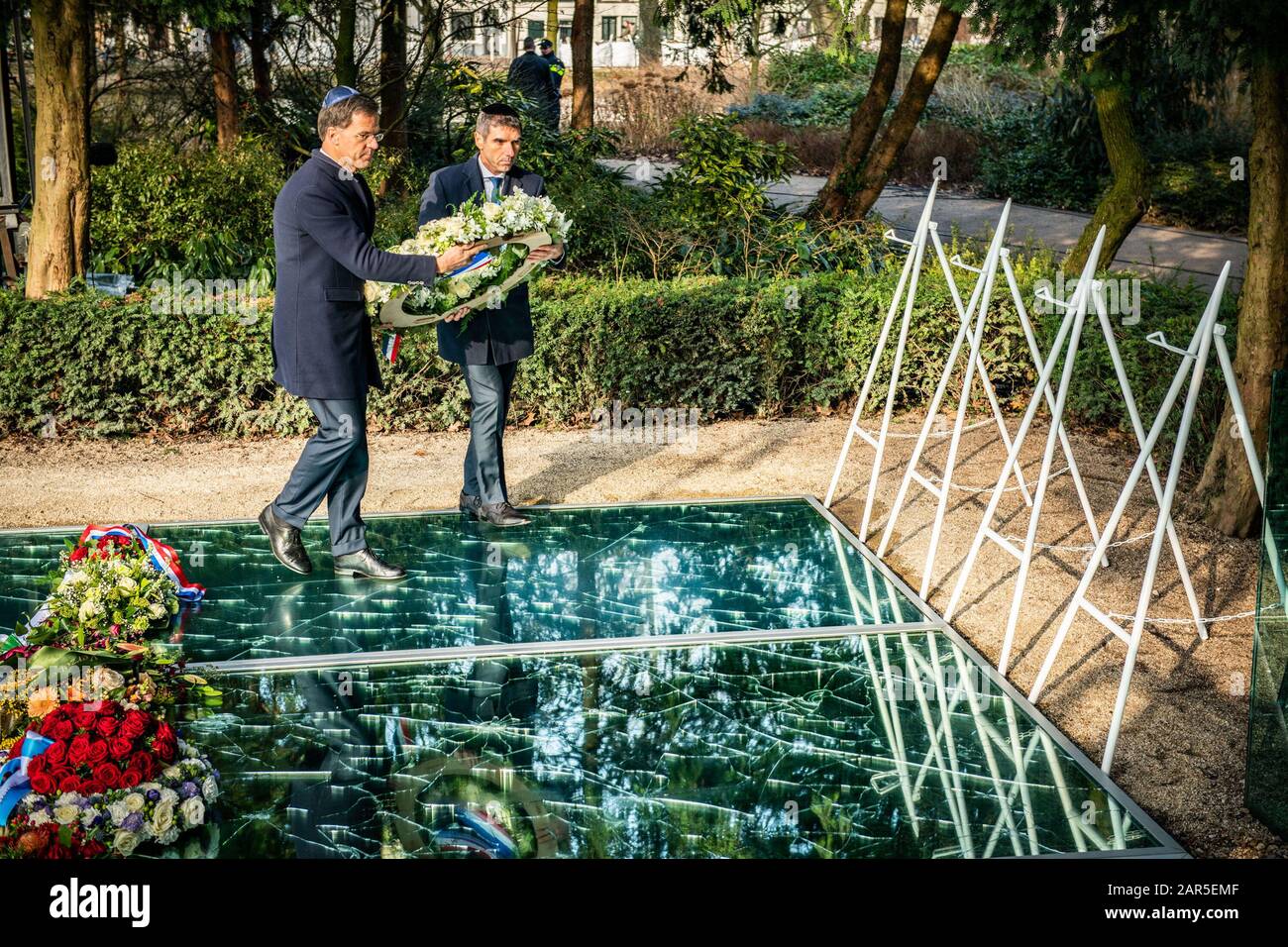 Ámsterdam, Países Bajos. 26 de enero de 2020. Amsterdam, 26-01-2020, marcha silenciosa por Ámsterdam y el Monumento Nacional del Holocausto en el monumento a SpiegelMonument ‘Nooit Meer Auschwitz’ en el Wertheimpark. Ministro Presidente/Ministro Algemene Zaken Mark Rutte Y Staatsecretaris Van Volksgezondheid, Welzijn En Sport Paul Blokhuis. Crédito: Pro Shots/Alamy Live News Foto de stock