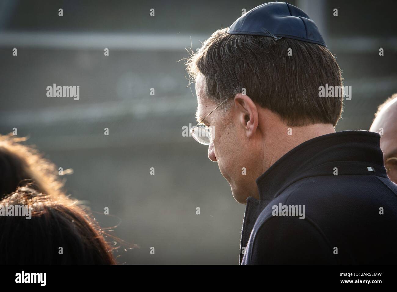 Ámsterdam, Países Bajos. 26 de enero de 2020. Amsterdam, 26-01-2020, marcha silenciosa por Ámsterdam y el Monumento Nacional del Holocausto en el monumento a SpiegelMonument ‘Nooit Meer Auschwitz’ en el Wertheimpark. Ministro Presidente/Ministro Algemene Zaken Mark Rutte. Crédito: Pro Shots/Alamy Live News Foto de stock