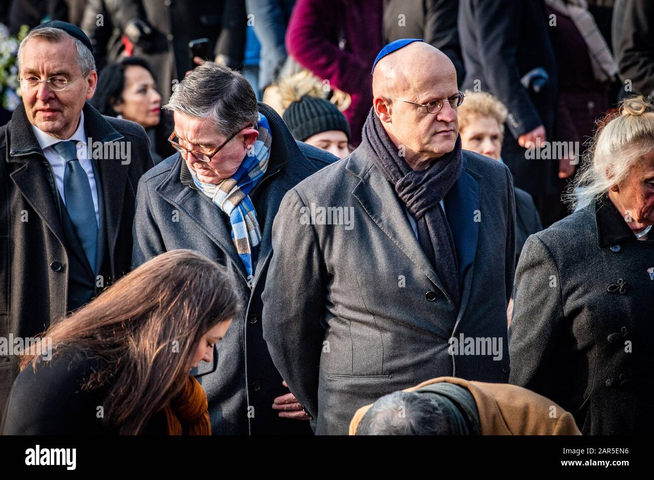 Ámsterdam, Países Bajos. 26 de enero de 2020. Amsterdam, 26-01-2020, marcha silenciosa por Ámsterdam y el Monumento Nacional del Holocausto en el monumento a SpiegelMonument ‘Nooit Meer Auschwitz’ en el Wertheimpark. Ministro van Justitie en Veiligheid Ferdinand Grapperhaus. Crédito: Pro Shots/Alamy Live News Foto de stock