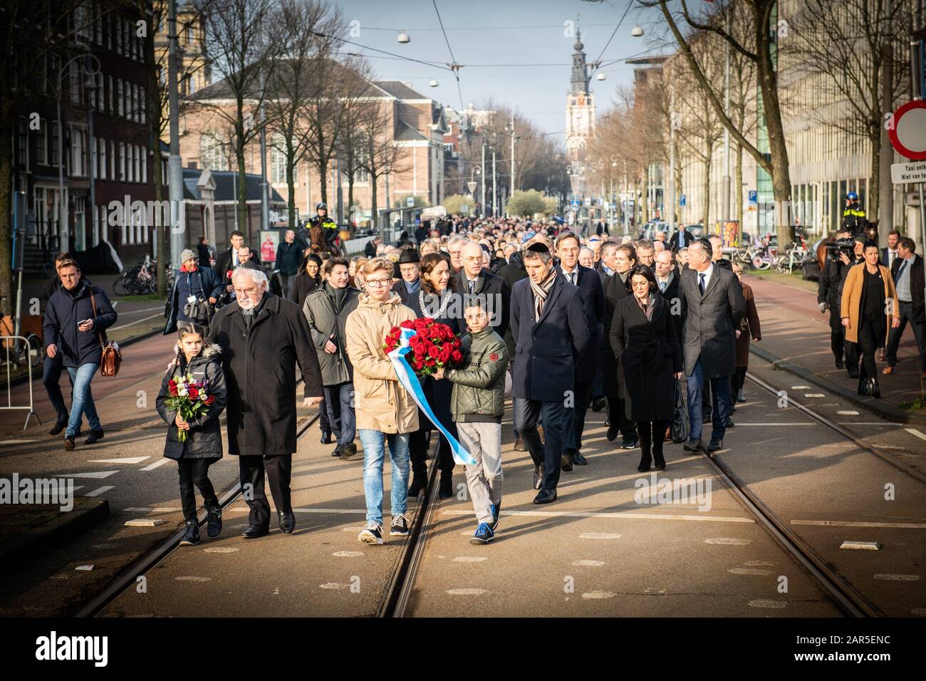 Ámsterdam, Países Bajos. 26 de enero de 2020. Amsterdam, 26-01-2020, marcha silenciosa por Ámsterdam y el Monumento Nacional del Holocausto en el monumento a SpiegelMonument ‘Nooit Meer Auschwitz’ en el Wertheimpark. Crédito: Pro Shots/Alamy Live News Foto de stock