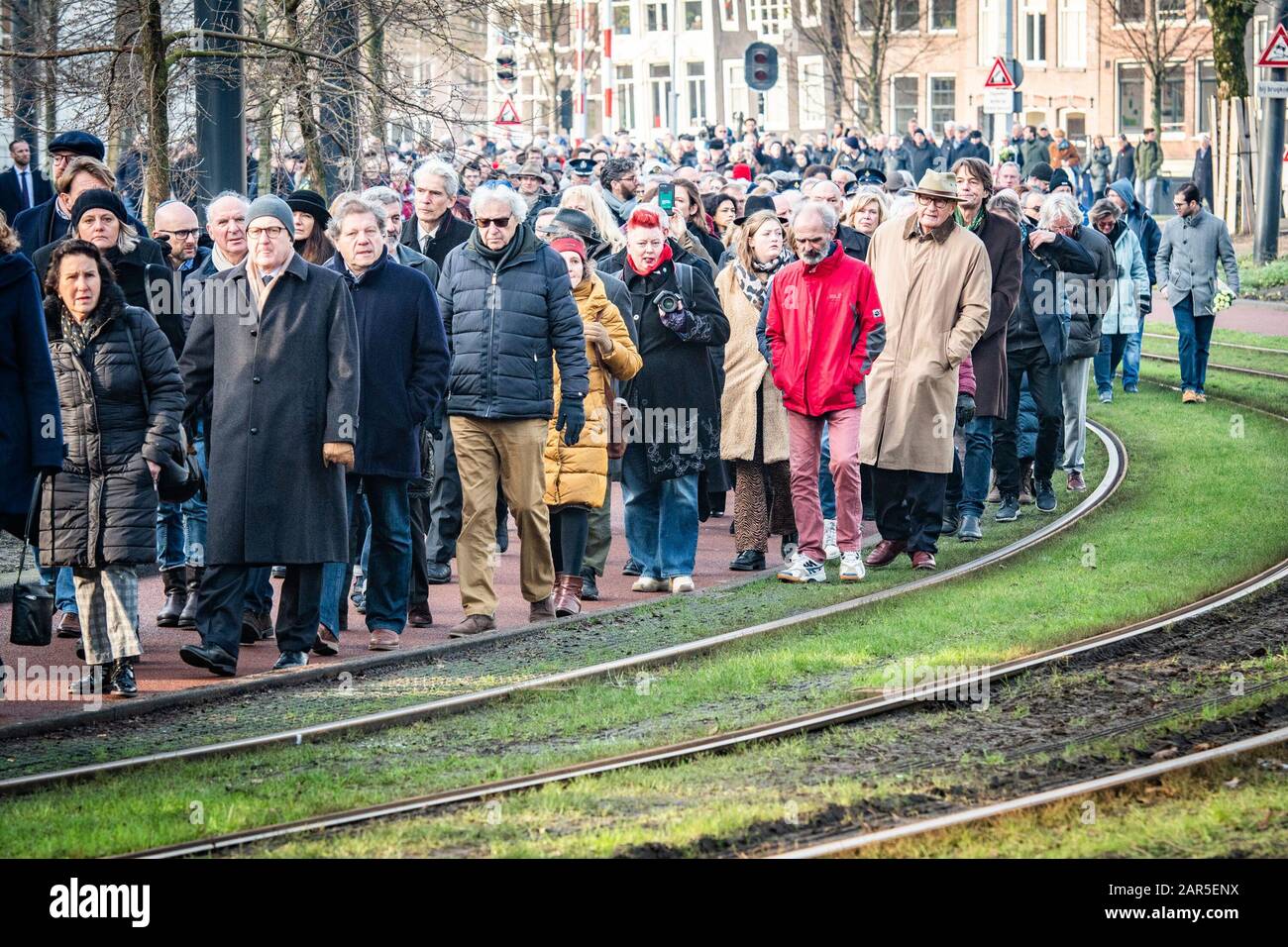 Ámsterdam, Países Bajos. 26 de enero de 2020. Amsterdam, 26-01-2020, marcha silenciosa por Ámsterdam y el Monumento Nacional del Holocausto en el monumento a SpiegelMonument ‘Nooit Meer Auschwitz’ en el Wertheimpark. Crédito: Pro Shots/Alamy Live News Foto de stock