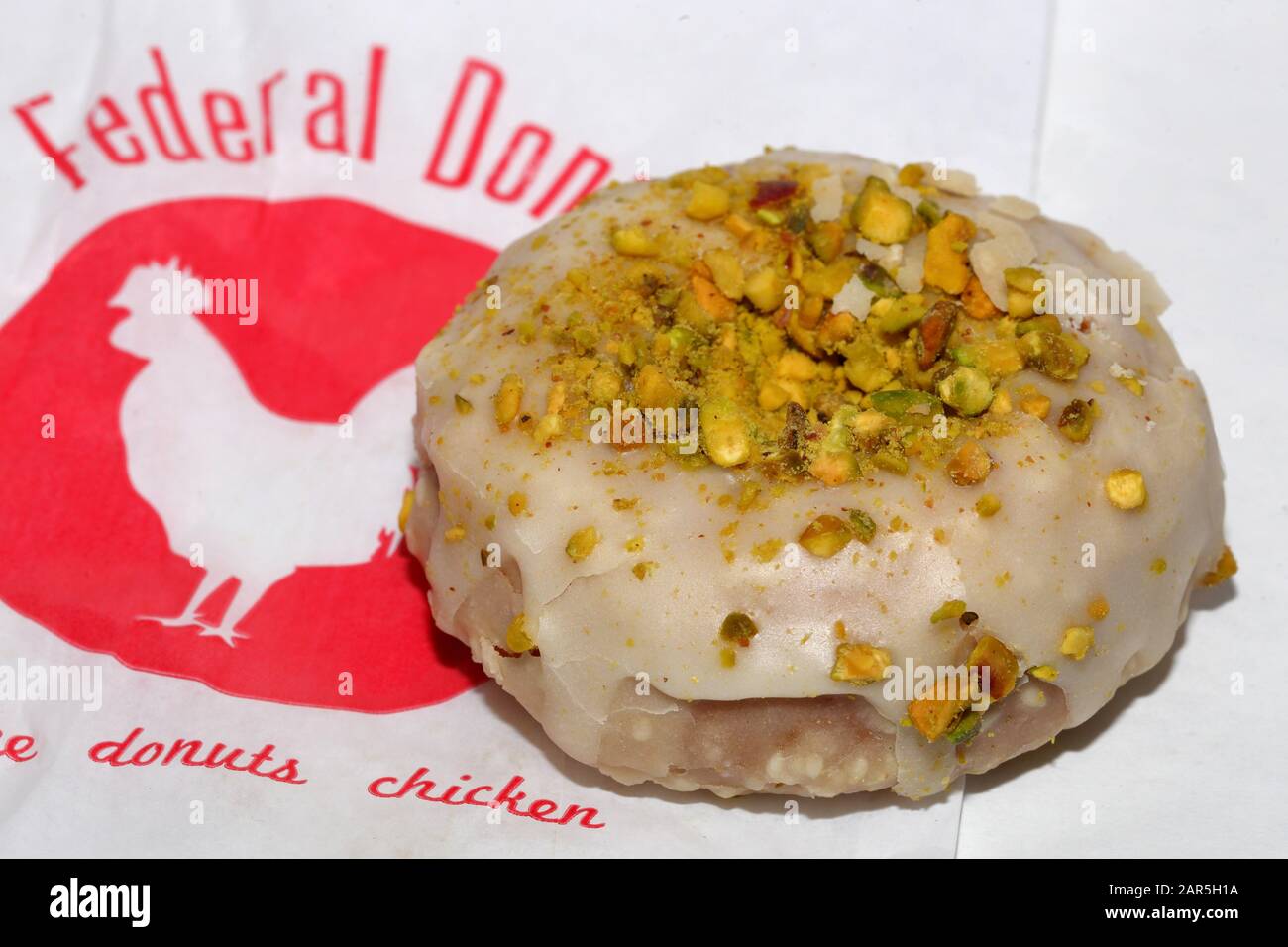 Un halva Lemon Pistachio pastel de donut en Federal Donuts, Filadelfia, PA. Foto de stock