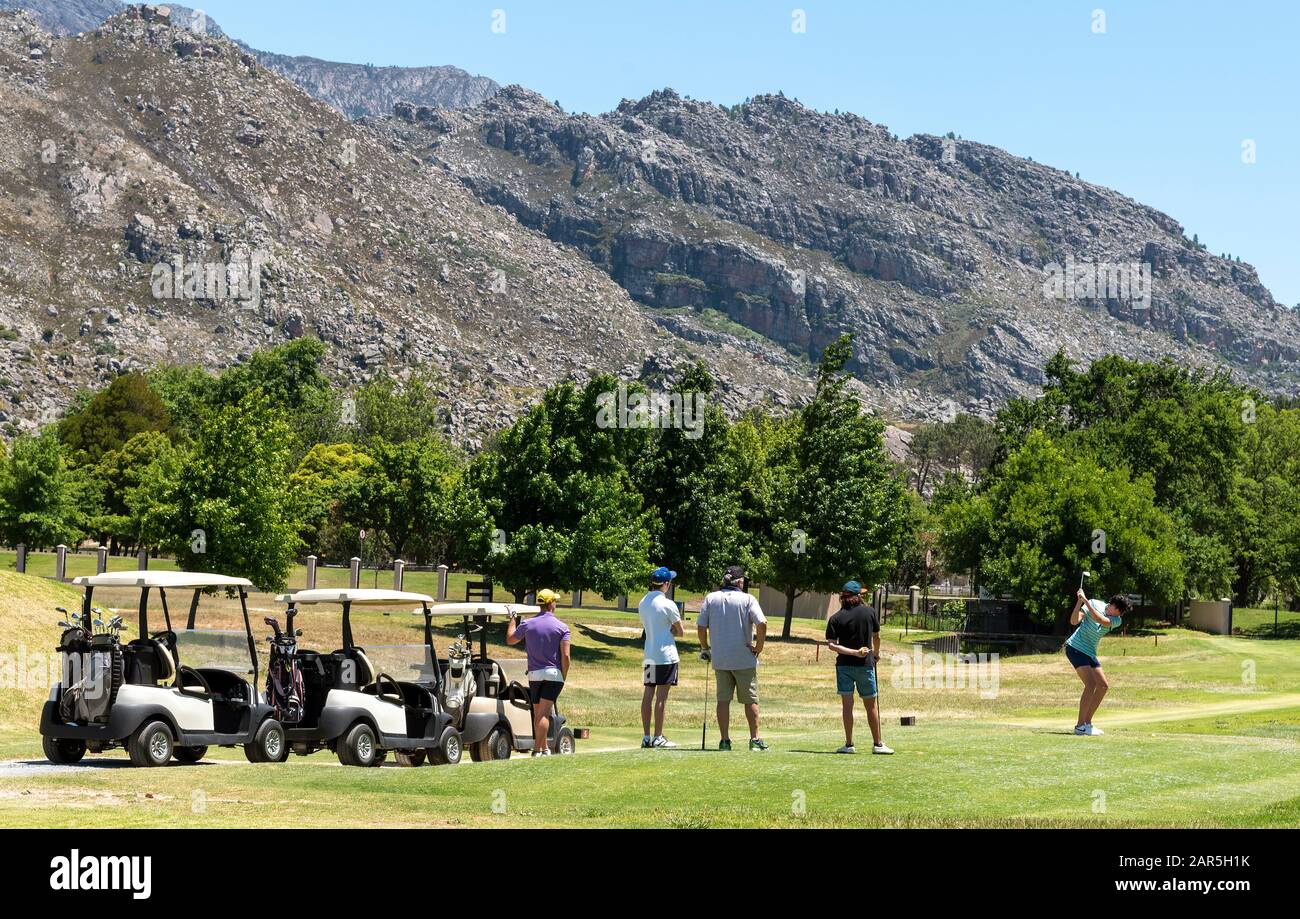 Ceres, Cabo Occidental, Sudáfrica. Dic 2019. Golfistas jugando al golf en el campo del club de golf Ceres. Foto de stock