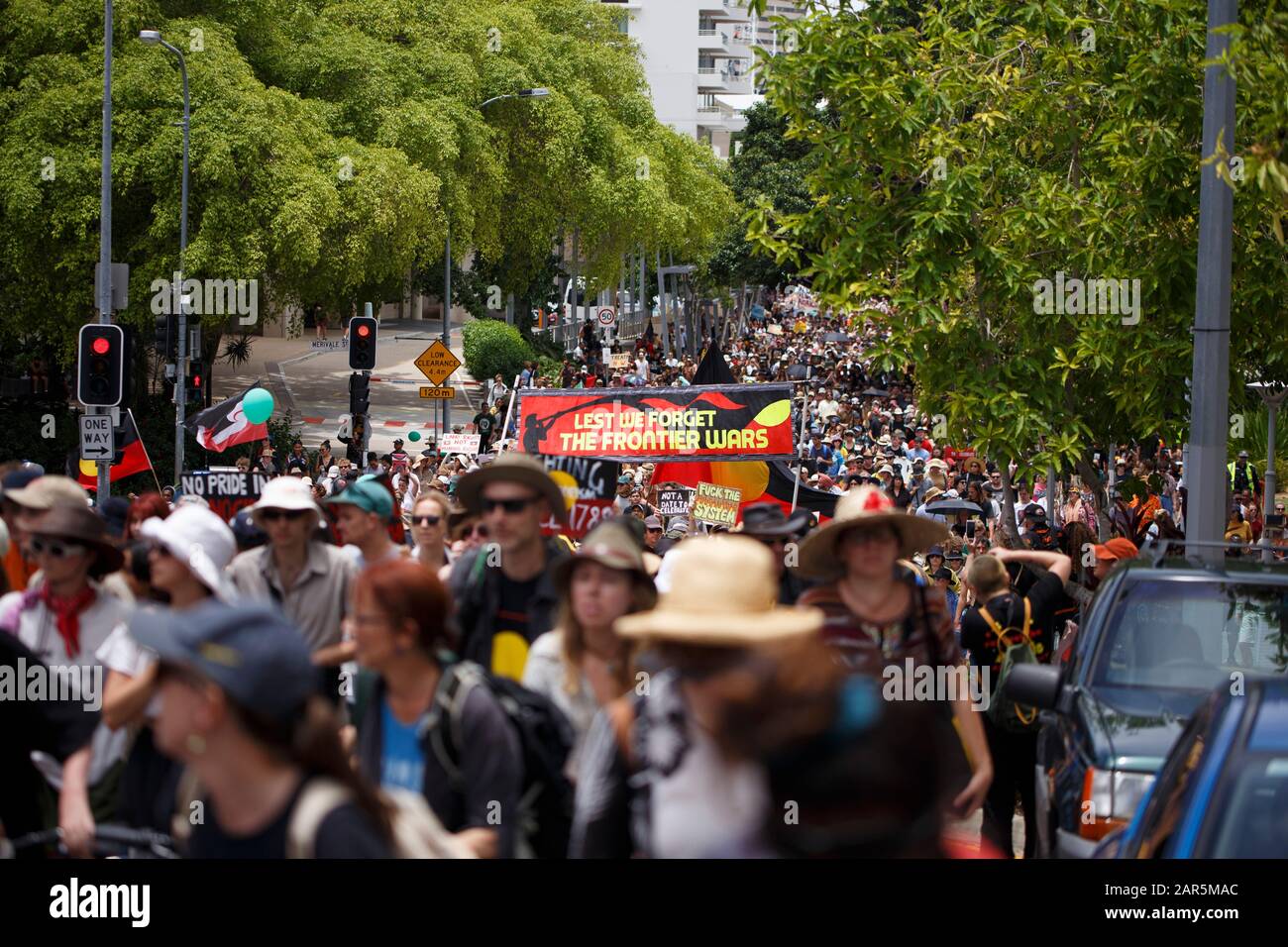 La multitud marchó hacia Musgrave Park durante el rally.Indigenous Yuggera y Turrbal organizaron un rally conocido como Meanjin en una fecha que es sinónimo del comienzo del dominio colonial británico y la opresión de los aborígenes. Otros temas discutidos en la manifestación incluyeron la lucha contra la injusticia y el recuerdo de Las Generaciones Robadas y la soberanía aborigen. Foto de stock