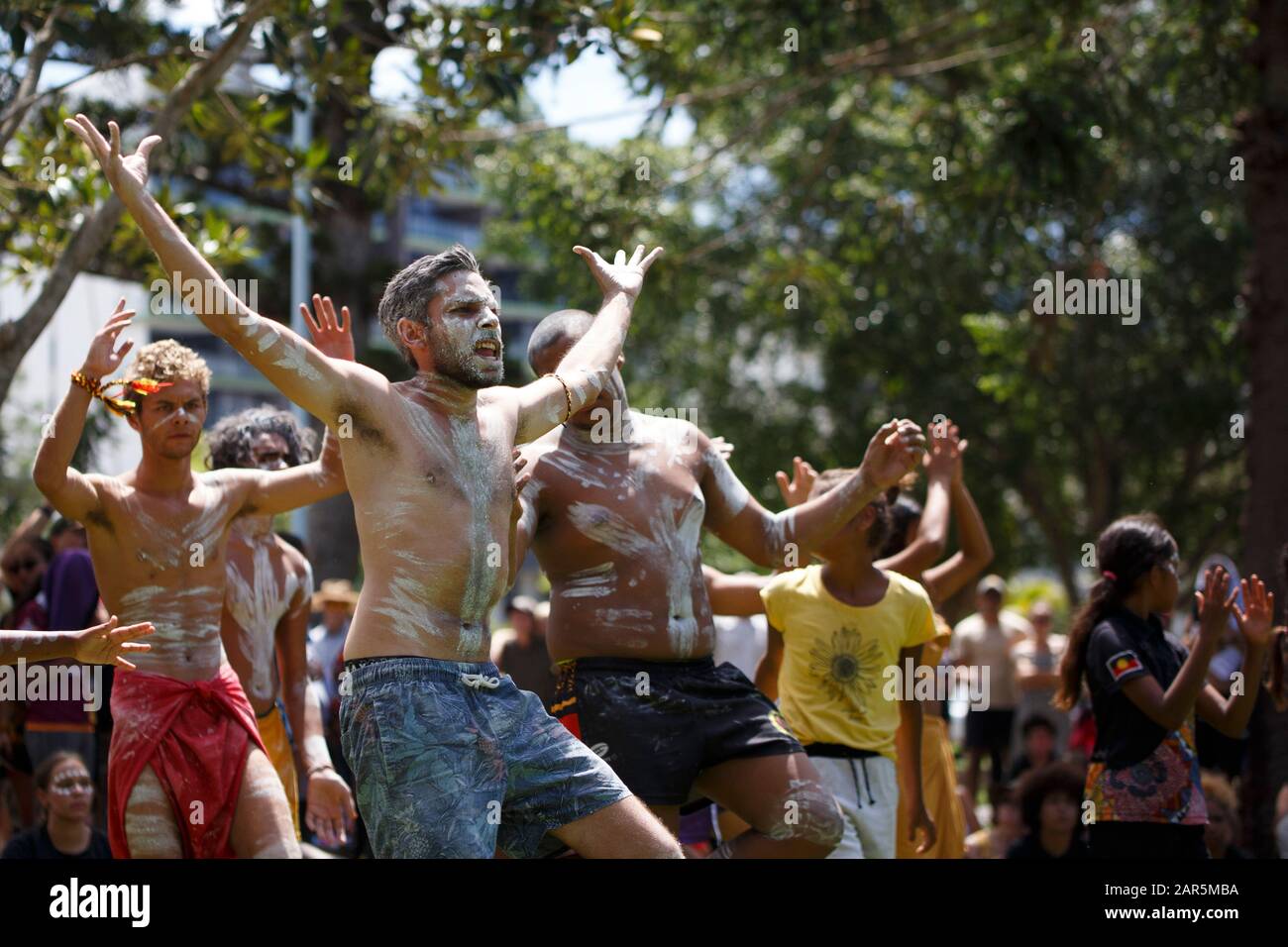 Los manifestantes realizan una danza tradicional en Musgrave Park durante el rallye.el pueblo indígena Yuggera y Turrbal organizaron un rallye conocido como Meanjin en una fecha que es sinónimo del comienzo del gobierno colonial británico y la opresión de los aborígenes. Otros temas discutidos en la manifestación incluyeron la lucha contra la injusticia y el recuerdo de Las Generaciones Robadas y la soberanía aborigen. Foto de stock