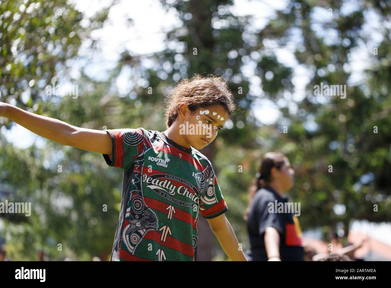 Un niño realiza una danza tradicional en Musgrave Park durante el rallye.el pueblo indígena Yuggera y Turrbal organizaron un rallye conocido como Meanjin en una fecha que es sinónimo del comienzo del dominio colonial británico y la opresión de los aborígenes. Otros temas discutidos en la manifestación incluyeron la lucha contra la injusticia y el recuerdo de Las Generaciones Robadas y la soberanía aborigen. Foto de stock