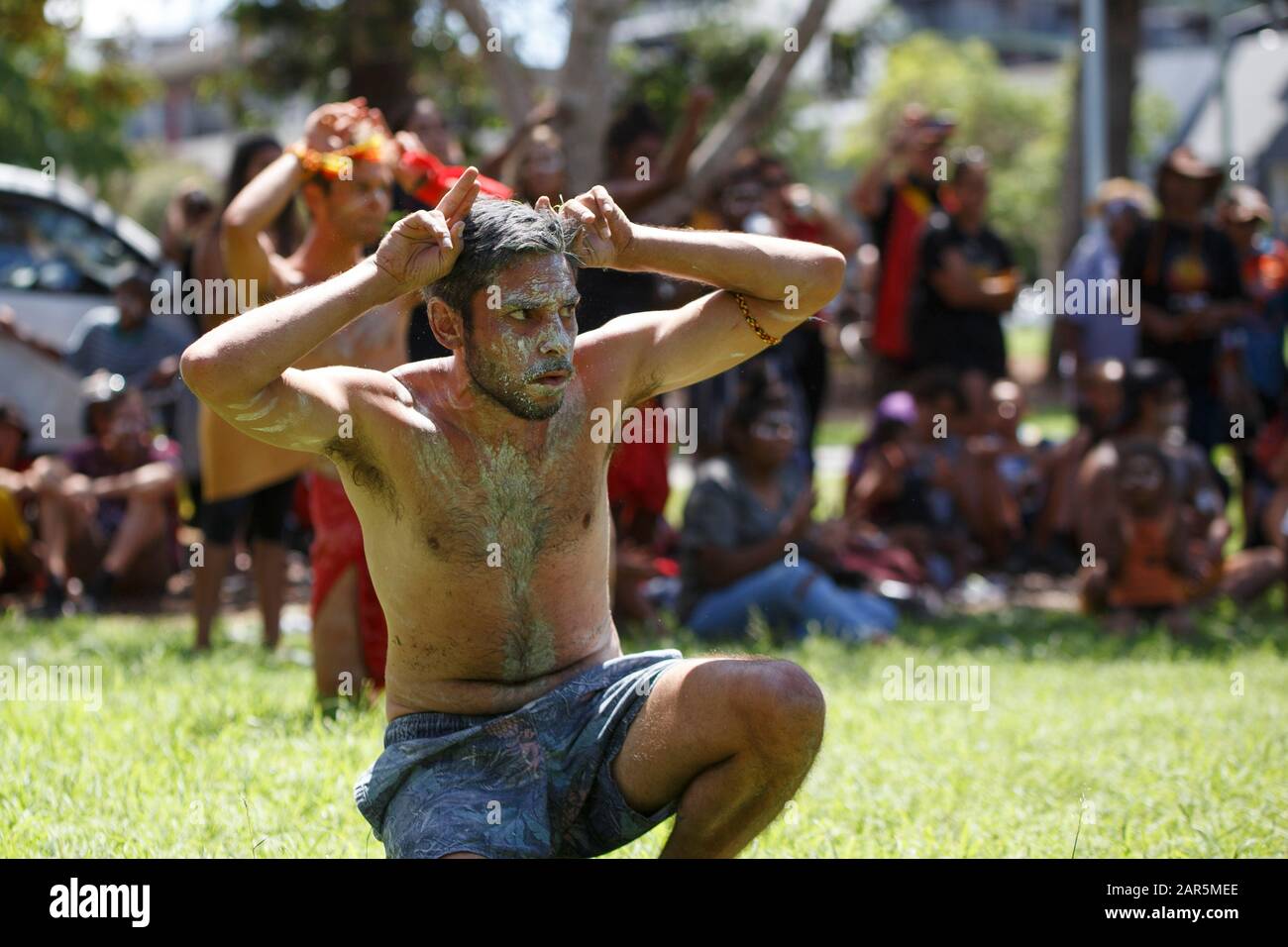 El manifestante realiza una danza tradicional en Musgrave Park durante el rallye.el pueblo indígena Yuggera y Turrbal organizaron un rallye conocido como Meanjin en una fecha que es sinónimo del comienzo del dominio colonial británico y la opresión de los aborígenes. Otros temas discutidos en la manifestación incluyeron la lucha contra la injusticia y el recuerdo de Las Generaciones Robadas y la soberanía aborigen. Foto de stock